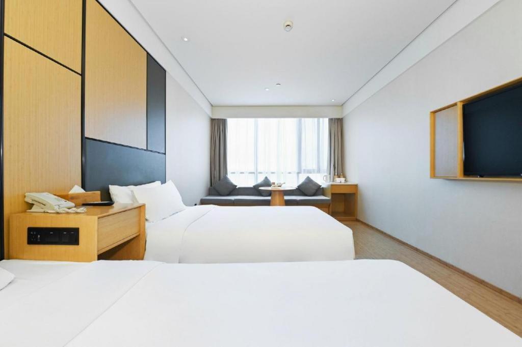Ji Hotel Shanghai Hongqiao Yan'An XI Road מראה חיצוני תמונה